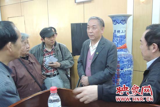 講座結(jié)束后，聽(tīng)眾向戚建莊提問(wèn)。