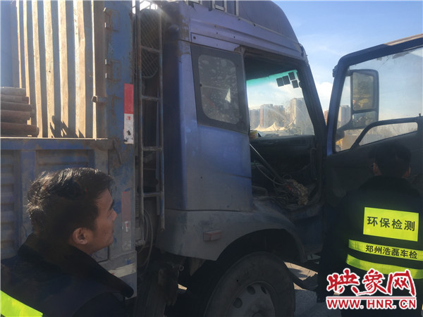 機動車污染監(jiān)察支隊正在檢測大貨車尾氣排放指數(shù) 機動車污染監(jiān)察支隊正在檢測大貨車尾氣排放指數(shù)