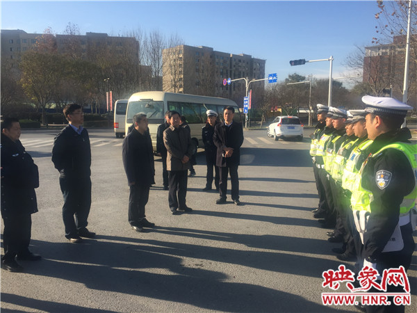 省環(huán)境污染防治攻堅辦有關同志慰問在一線執(zhí)勤的交警 省環(huán)境污染防治攻堅辦有關同志慰問在一線執(zhí)勤的交警