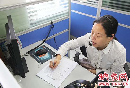 鄭州市人社局勞動(dòng)監(jiān)察大隊(duì)副大隊(duì)長孫兆峰在接聽熱線 鄭州市人社局勞動(dòng)監(jiān)察大隊(duì)副大隊(duì)長孫兆峰在接聽熱線