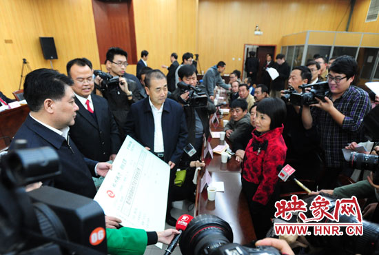 最高人民法院執(zhí)行局局長(zhǎng)劉貴祥、河南省高級(jí)人民法院院長(zhǎng)張立勇親手為申請(qǐng)執(zhí)行人員發(fā)放執(zhí)行款