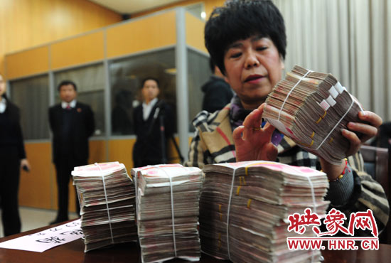 當(dāng)天共發(fā)放執(zhí)行款4110萬元。其中，支票4018萬元，現(xiàn)金92萬元。