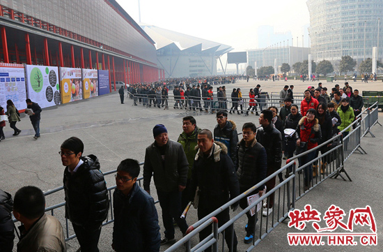 求職者在場(chǎng)外排成百米“長(zhǎng)龍” 求職者在場(chǎng)外排成百米“長(zhǎng)龍”