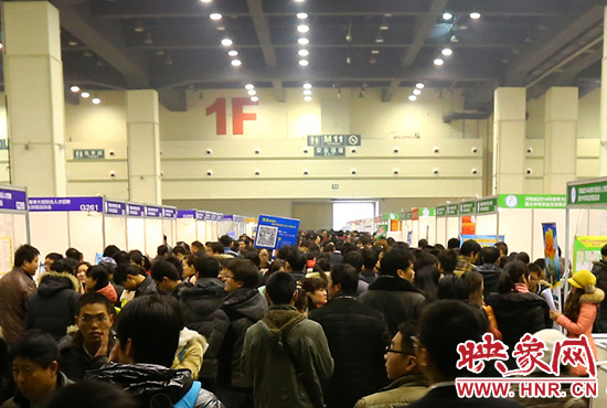 招聘大廳內(nèi)人潮涌動(dòng) 招聘大廳內(nèi)人潮涌動(dòng)