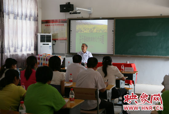 40余名教師認(rèn)真聆聽講座。