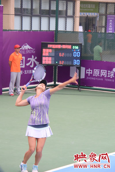 比賽中，發(fā)球瞬間