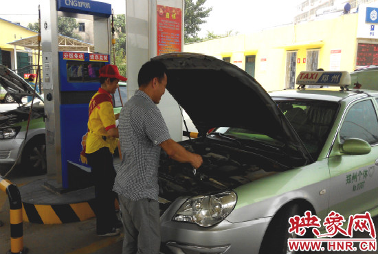 服務(wù)區(qū)設(shè)有四機(jī)八槍加氣設(shè)備，日供氣量4萬(wàn)立方米，可以同時(shí)給8臺(tái)出租車加氣。