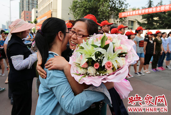 考試結(jié)束，考生與家長(zhǎng)深情的擁抱