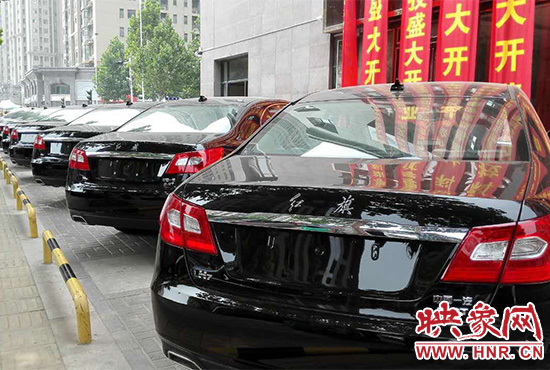 路邊一棟樓上懸掛著二三十條紅色條幅，全部是祝賀一家公司開業(yè)的。