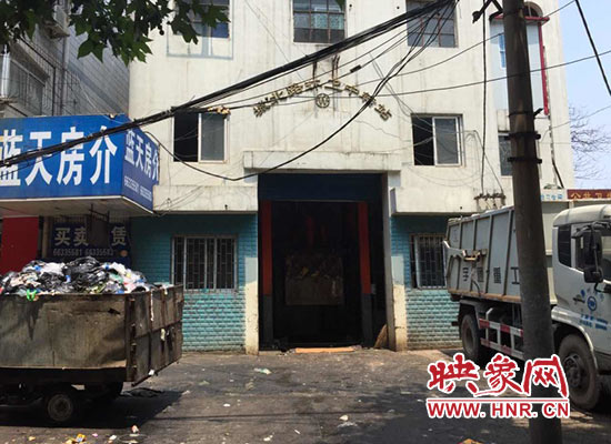 城北路環(huán)衛(wèi)中轉(zhuǎn)站門前的垃圾車裝滿了生活垃圾，腐臭味撲面而來