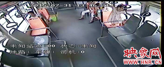 家長放任小孩在車廂內玩耍，甚至站到座椅上。