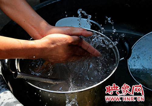 洗碗洗菜對于雙眼失明的張國敬來說，需要比常人花上更多的時間。