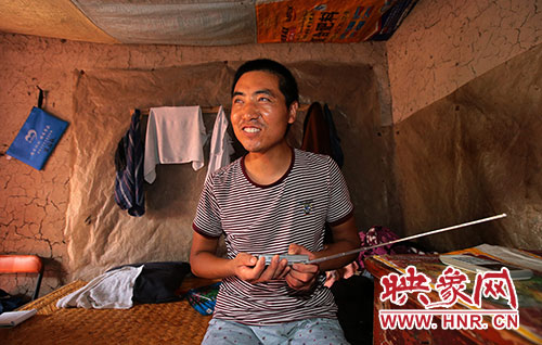 張國敬平時喜歡聽廣播，特別是各種歌曲節(jié)目。