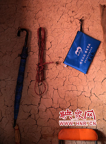 精準扶貧的暖心服務(wù)袋，被張國敬掛在上墻最醒目的位置。