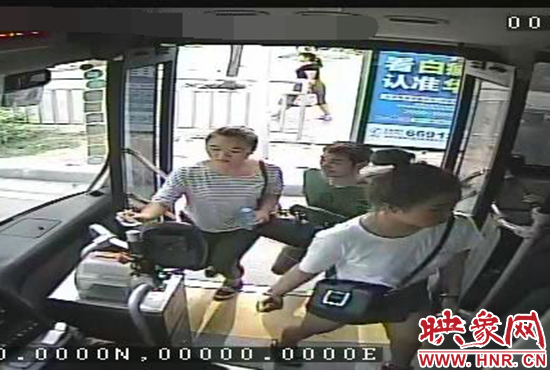 監(jiān)控顯示，竊賊偷女孩手機，公交車長幫忙要回手機。