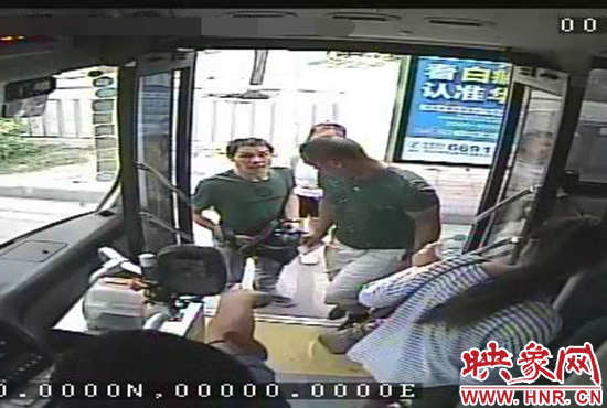 監(jiān)控顯示，竊賊偷女孩手機，公交車長幫忙要回手機。