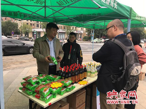 市民在展銷(xiāo)臺(tái)前選購(gòu)商品 市民在展銷(xiāo)臺(tái)前選購(gòu)商品