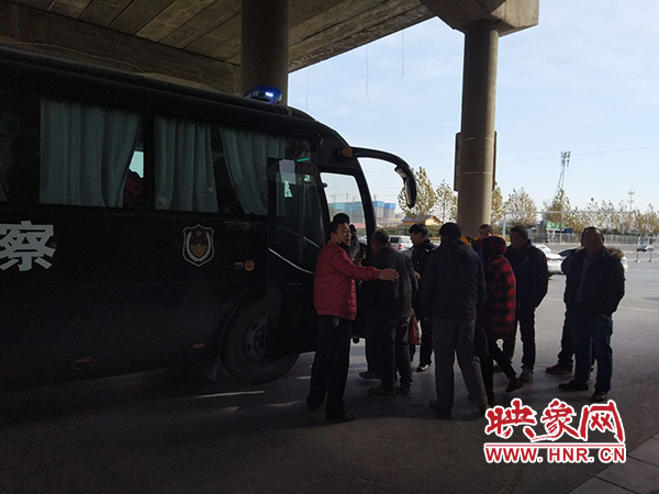 警方調(diào)來(lái)車輛，將超載人員轉(zhuǎn)運(yùn)走