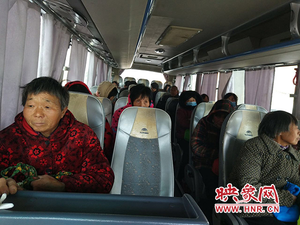 警方調(diào)來(lái)車輛，將超載人員轉(zhuǎn)運(yùn)走