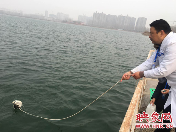 自來水公司工作人員正在檢測水質 自來水公司工作人員正在檢測水質