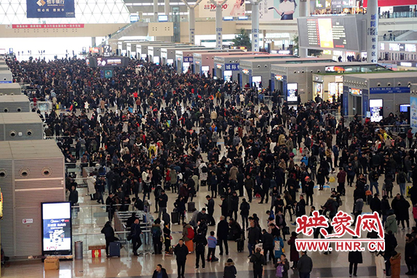 昨日因全國大面積降雪導途經(jīng)鄭州東站部分高鐵晚點停運