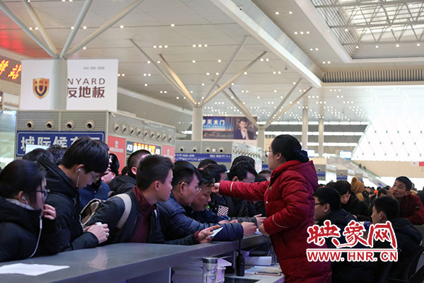 昨日因全國大面積降雪導途經(jīng)鄭州東站部分高鐵晚點停運