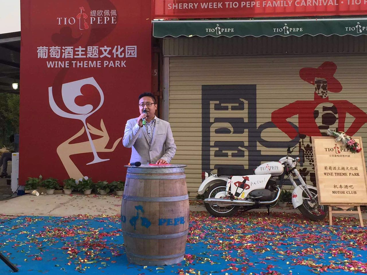 我們的巖歐巴出場(chǎng)嘍！真的是迷倒臺(tái)下一片！