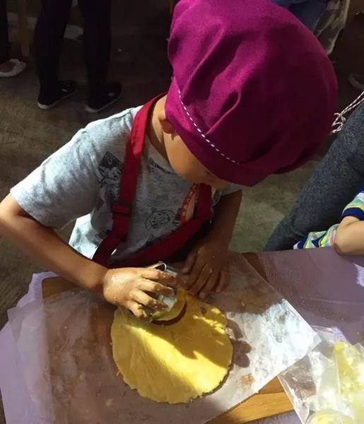 在爸爸媽媽的陪同下，親手制作餅干