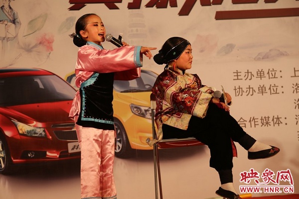 兩個(gè)小演員的表演活潑，惹得觀(guān)眾連連叫好。