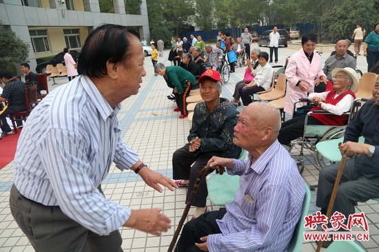 賈廷聚先生慰問(wèn)老人 賈廷聚先生慰問(wèn)老人