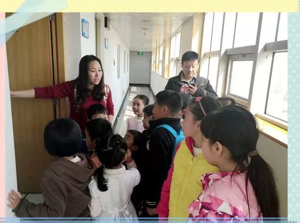 “別擠！”丁蘭姐姐說，這里就是電臺的總控機(jī)房，很重要的地方哦！