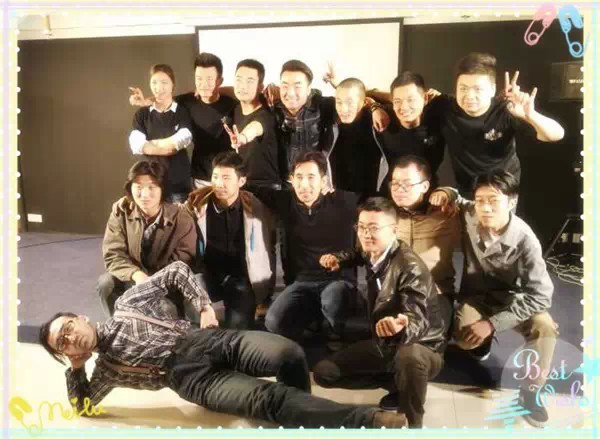 表演結(jié)束，看這哥們兒，為了和演員合影也是蠻拼的！