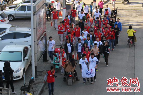 參加“光豬”活動的志愿者在路上