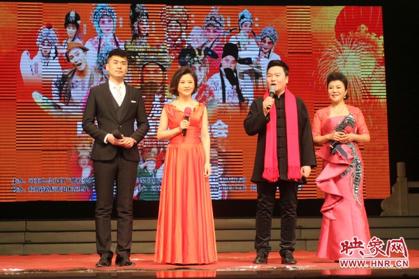 戲迷春晚主持人月陽（右二）、李亞楠（右一）、王巖（左二）、王曉凡（左一）