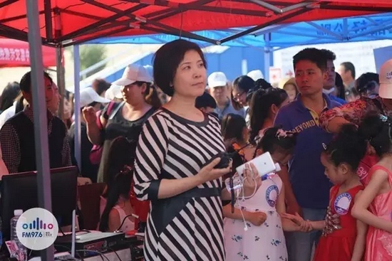 976老大木子一手手機(jī)一手對(duì)講一臉嚴(yán)肅，這是有多緊張呢？