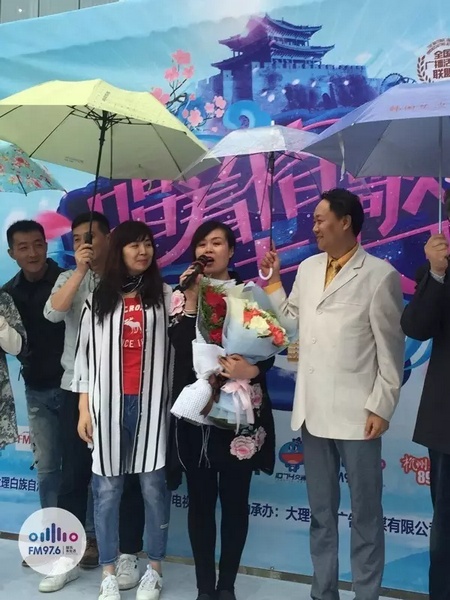 海波瞞著妻子，請來妻子的家人，耿梅驚喜感動，喜極而泣~