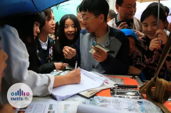 現(xiàn)場觀眾被臺上的浪漫氣氛感染，紛紛報名參加現(xiàn)場表白。