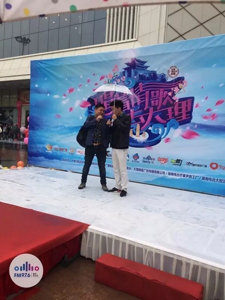 這位男士向遠(yuǎn)在家鄉(xiāng)的妻子隔空表白，勇氣真是大大的，您對妻子的愛，已經(jīng)超越萬水千山。