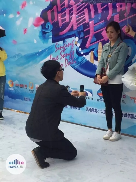 蘇世龍手捧戒指，單膝跪地向夢夢求婚，夢夢激動的說不出話來，點頭答應(yīng)~