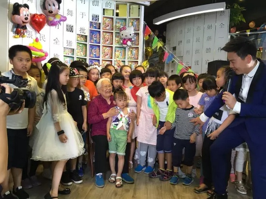 　　豫劇表演藝術(shù)家高潔老師和孩子們?cè)谝黄?，講述自己和戲曲的故事，祝福所有的小朋友節(jié)日快樂。