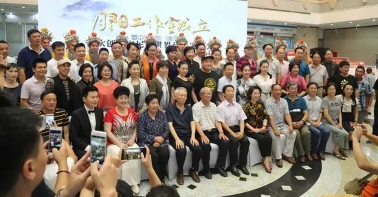 諸多藝術(shù)家和社會各界人士以及唐派弟子、戲迷到場祝賀