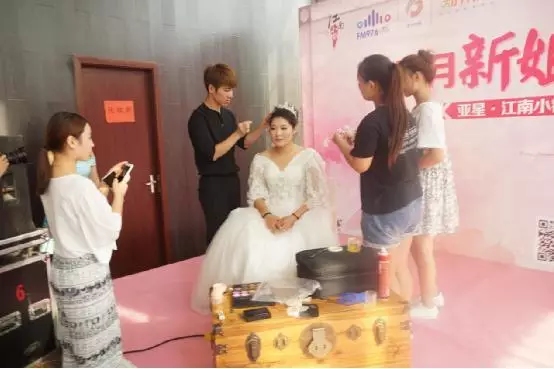 幸運(yùn)嘉賓在現(xiàn)場獲得造型師帶來的專業(yè)化妝造型和婚紗攝影服務(wù)