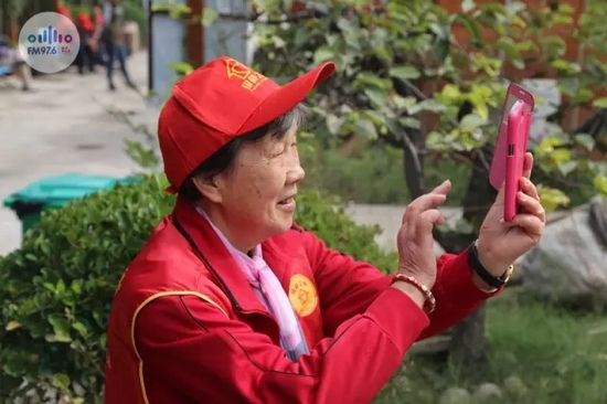 爺爺奶奶叔叔阿姨被盛運莊園的景致吸引，紛紛拍照留影