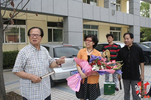  左起：著名豫劇表演藝術(shù)家賈庭聚、河南電臺戲曲廣播總監(jiān)木子、唐派再傳弟子郭志成等待看望馬云玲女士