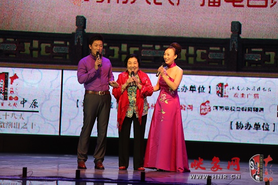 著名越調(diào)表演藝術(shù)家、越調(diào)皇后毛愛蓮（中）