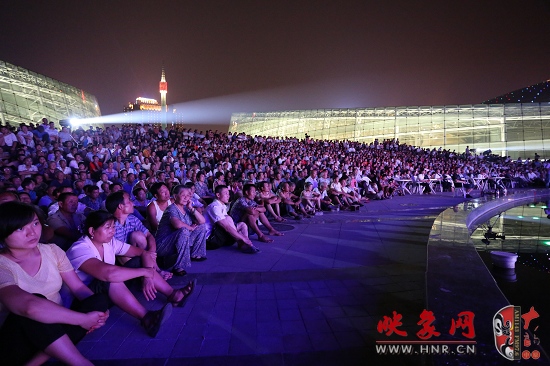 位于藝術(shù)中心噴泉廣場(chǎng)的演出現(xiàn)場(chǎng)