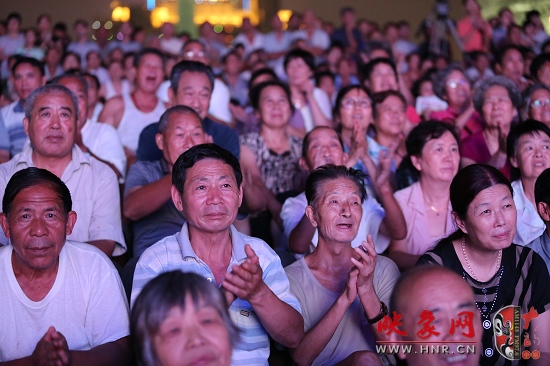 現(xiàn)場(chǎng)熱情的觀眾