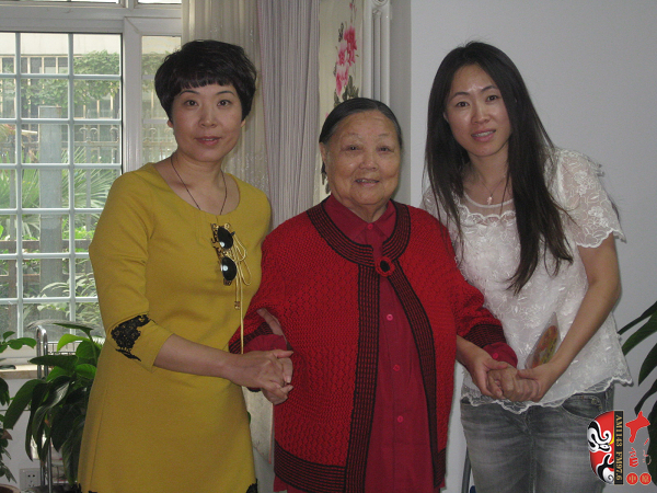 河南電臺(tái)戲曲廣播總監(jiān)木子（左)、央視戲曲頻道欄目總編李穎（右）與馬金鳳（中）合影