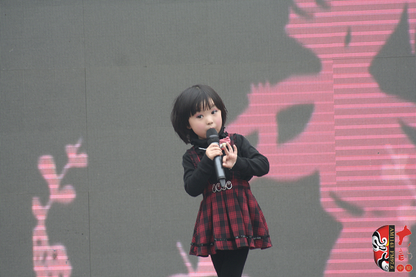 河南電視臺(tái)《梨園春》明星小擂主、河南軒逸少兒藝術(shù)培訓(xùn)中心張楚怡演唱豫劇《抬花轎》選段“從今后不當(dāng)那老