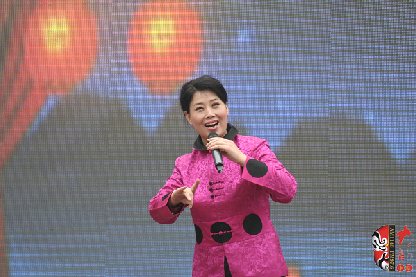 著名曲劇表演藝術(shù)家、中國(guó)戲劇梅花獎(jiǎng)獲得者方素珍演唱曲劇《風(fēng)雪配》選段“今日是我出閨的前一天晚上”